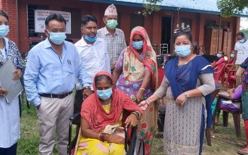 अपांगता भएकालाई सहायक सामाग्री हस्तान्तरण