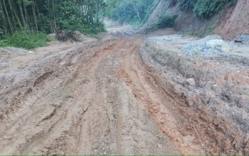 बर्खा लागेसँगै ग्रामीण सडक अवरुद्ध