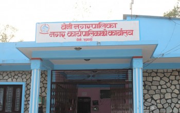 स्वास्थ्यचौकीको भवनभित्रै छाता ओढ्नुपर्ने ?