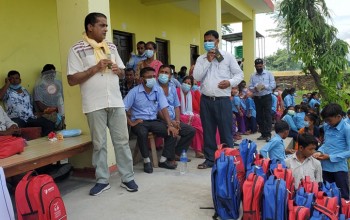 नेपाली काँग्रेसको समन्वयमा बर्दियाका २ हजार बढि विद्यार्थीलाई झोला तथा स्टेशनरी वितरण