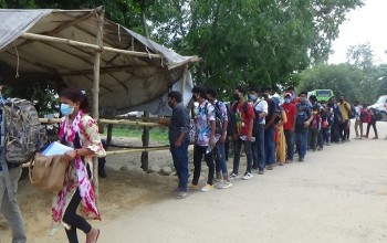 खेतीपातीको काम सकियो, गाउँमा काम नपाउँदा काम खोज्न भारत जानेको लर्को