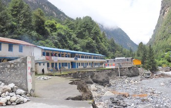 मनाङमा बाढी : विद्यालयबाट खोला बग्यो, अन्योलमा पठनपाठन