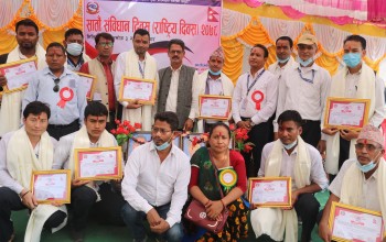 बारबर्दियाका स्वास्थ्यकर्मी र शिक्षक सम्मानित