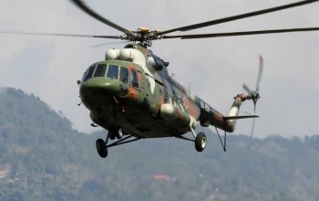 एकहप्तादेखि हिउँमा फसेका १४ मजदूरको हेलिकप्टरबाट उद्धार गरिँदै