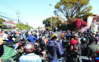 बार विरुद्ध युवाहरुको प्रदर्शन, न्यायालय सञ्चालनको माग