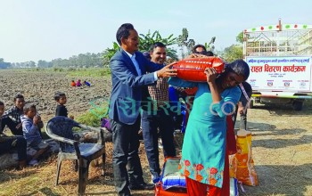 बाढी प्रभावित राजापुरका एक सय घरधुरीलाई राहत वितरण