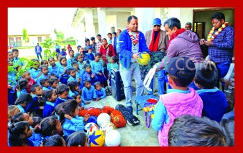 पत्रकार महासंघ बाँकेका अध्यक्ष भण्डारीद्वारा बिद्यालयलाई खेलकुद सामाग्री प्रदान