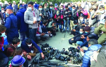 काँग्रेस मतदानस्थलमा विरोधमा उत्रिए फोटो पत्रकार