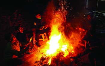तराईमा बढ्दैछ जाडोको कहरः गरिबको सहारा पराल
