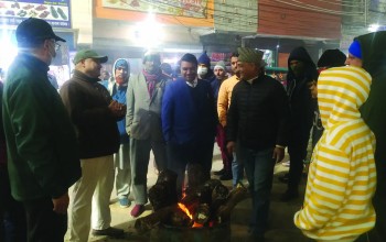 चिसोबाट बचाउन चोक–चोकमा निःशुल्क दाउरा वितरण