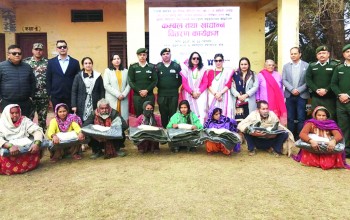 चिसोमा मगंता समुदायलाई सेनाले दियो कम्बल र खाद्यान्न