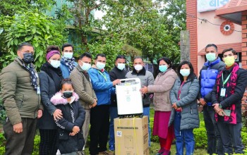 एचसिआरसी अस्पताललाई दुई थान कन्सेन्ट्रटर मेसिन हस्तान्तरण