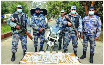 तस्करले सशस्त्र प्रहरी देखेपछि...