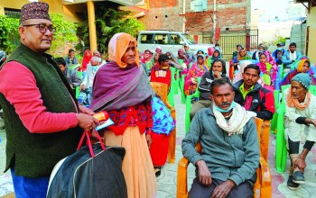 डुडुवाका अध्यक्ष चौधरीद्वारा जेष्ठ नागरिकलाई न्यानो सामाग्री वितरण