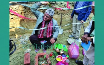 नेपालगन्जको न्यूरोडमा भानुभक्तको अर्धकदको शालिक निमार्ण गरिदैँ