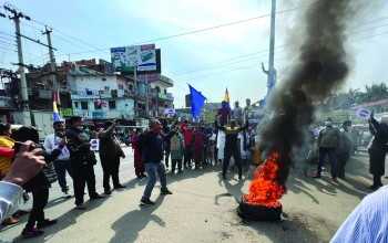 एमसीसीका विरुद्ध नेपालगन्जको सडकमा टायर बालेर प्रर्दशन