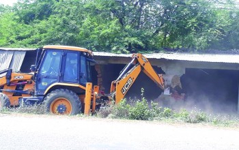 भत्काउन थालियो सुर्खेतरोडका अतिक्रमित संरचना