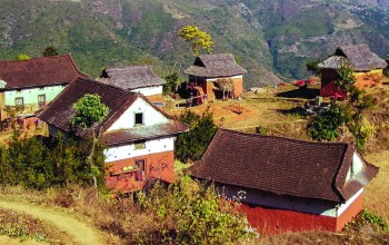 बसाइँसराइले रित्तिदै गाउँघर : हराउँदै गयो गाउँलेपन, झाडी भए आङ्गन र पिँढी