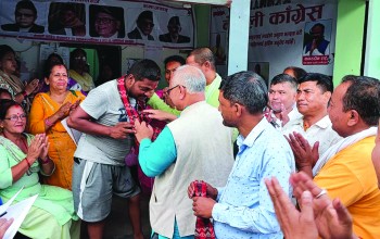 विभिन्न पार्टी परित्याग गरेर काँग्रेसमा प्रवेश