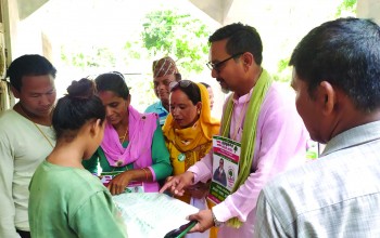 घरदैलोमा पुगेर मतदातालाई भोट हाल्न सिकाँउदै बैजनाथका अध्यक्ष पदका उम्मेदवार शाही