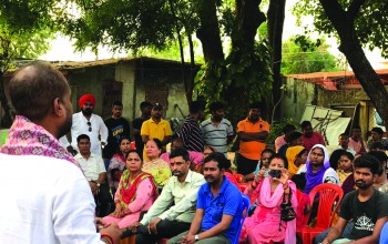 वाल्मिकी समाज र गठबन्धनका उम्मेद्वारबीच भेटघाट