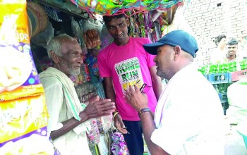 हिरमिनिया पुगेका चौधरीलाई मतदाताले भने–‘बाबु फेरि जित्नुहोस् डुडुवालाई नमुना बनाउनुहोस्’