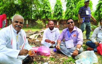 मतगणनाले जुराएको संयोग : तीन मेयर एकसाथ एक ठाँउ, गफिदै जेरी खाए