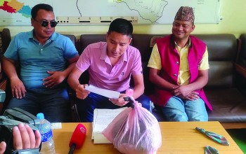 बाटो खन्दा भेटिएका सिक्का काठमाण्डौं लगियो