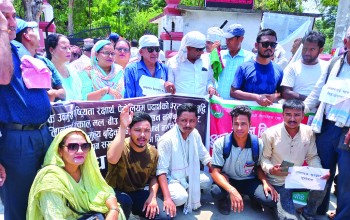 किसानलाई बीउ मल देउ भन्दै सिडिओ अफिस घेराउ