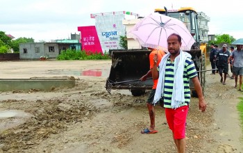 नगरप्रमुख विष्टको एक्सन : वर्षाको पानी हटाउन जेसिबीसहित फिल्डमा खटिए