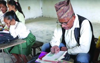 रिमबहादुरको पढ्ने रहरः ६१ वर्षको उमेरमा कक्षा पाँचमा भए भर्ना