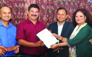 सञ्चारमा सुरक्षित कार्यस्थल निर्देशिका मस्यौदा हस्तान्तरण