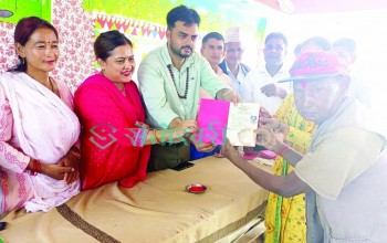 कोहलपुरका भूमिहिनले पाए लालपुर्जा