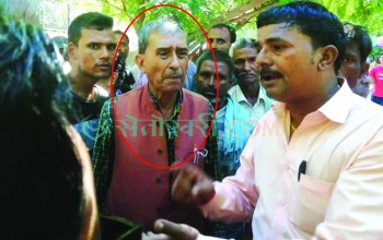 अदालत तारिख दिन आएका अध्यक्ष चौधरी पीडितको घेरेबान्दीमा