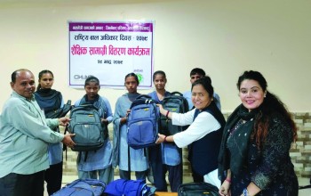 शक्ति समूहद्वारा विद्यार्थीलाई शैक्षिक सामाग्री प्रदान