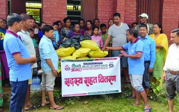 ठाकुरबाबाका बाढी पीडितलाई सिकोद्वारा खाद्यान्न वितरण