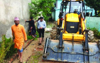 नेपालगन्ज डुबेको ५ दिनपछि मेयर विष्ट तातिए, जेसिबीको सहायतामा नाला सफाई