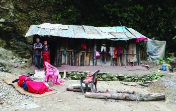 ‘जब घरमा राक्षस पस्यो, अनि ज्यान जोगाउन सडकमा आयौं’