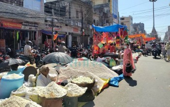 चाडबाडमा सडक कब्जा गरेर ब्यापार, सरोकारवाला तै चुप मै चुप