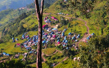 गोरखामा एक हप्ता हिँडेर मतदान केन्द्र पुगे कर्मचारी