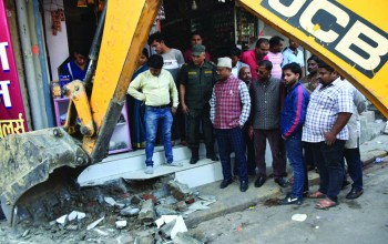 डोजर लिएर सडकमा नगर प्रमुख विष्ट, सडकपेटी खाली गराउन थालियो