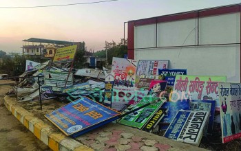 कोहलपुर क्षेत्रका अनधिकृत होर्डिङ र फल्यास बोर्ड हटाइयो