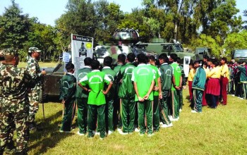 विद्यार्थीद्वारा सेनासम्बन्धी प्रदर्शनी अवलोकन