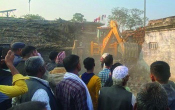 नरैनापुरमा चल्यो डोजर, अतिक्रमित घर टहरा भत्काउन सुरु