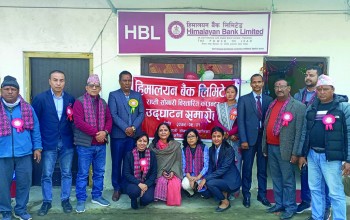 बाँकेको अगैयामा हिमालयन बैंकको काउण्टर