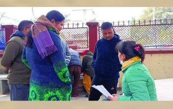 मालपोतको सेवाप्रति प्रश्न : ‘बहाना बनाएर घुस माग्छन्, कर्मचारीको रुखो ब्यवहार र ढिलो सेवा’