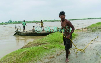 राप्ती तटका बासिन्दाः डुङ्गामा जोखिम पूर्ण यात्रा गर्न बाध्य