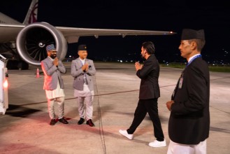 न एयरपोर्टमा सलामी, न बिदाईको हूल, ‘ट्रान्जिट’को जहाजमा अमेरिका उडे प्रधानमन्त्री 