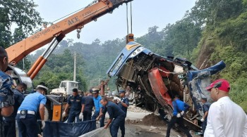 नेपालगन्जबाट काठमाडौं जाँदै गरेको बस  नवलपरासीमा पल्टियाे, ६ जनाको मृत्यु