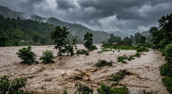 पश्चिमतिर बर्षाको ‘अत्यधिक जोखिम’, २५ जिल्लामा यातायात बन्द